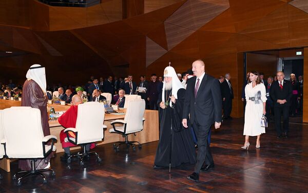 Президент Ильхам Алиев и Первая леди Мехрибан Алиева приняли участие во II Саммите мировых религиозных лидеров в Баку - Sputnik Азербайджан
