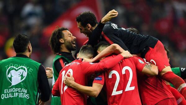 Turkey players celebrate - Sputnik Azərbaycan