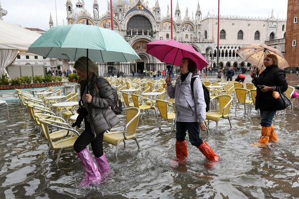 Туристы на площади Сан-Марко во время наводнения в Венеции - Sputnik Азербайджан