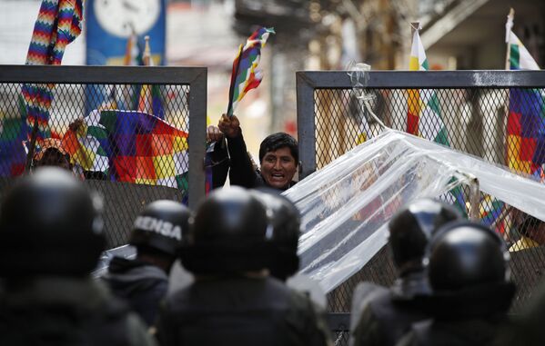 Сторонникам бывшего президента Эво Моралеса пытаются въехать в район Конгресса в Ла-Пасе, Боливия - Sputnik Азербайджан