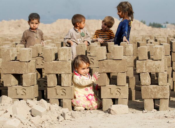 Афганские дети играют на кирпичном заводе на окраине города Джалал-Абад - Sputnik Азербайджан
