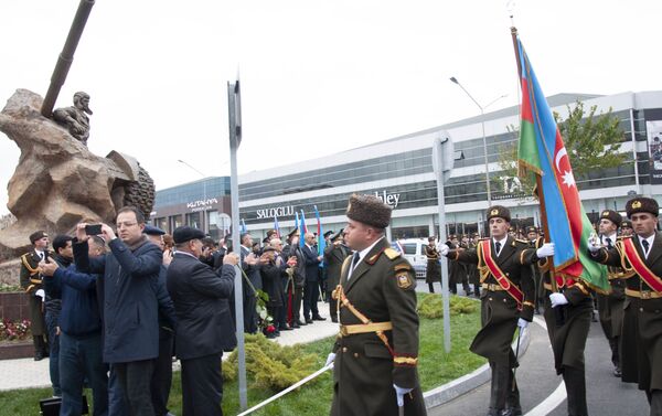 Памятник герою Карабахской войны Альберту Агарунову воздвигли в Баку  - Sputnik Азербайджан