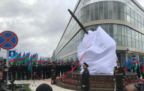 Памятник герою Карабахской войны Альберту Агарунову воздвигли в Баку  - Sputnik Азербайджан