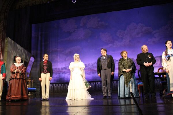 Актеры Малого театра показали на сцене Русского драматического театра Женитьбу - Sputnik Азербайджан