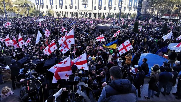 Многотысячные колонны идут к парламенту: как в Тбилиси начался митинг оппозиции - Sputnik Азербайджан