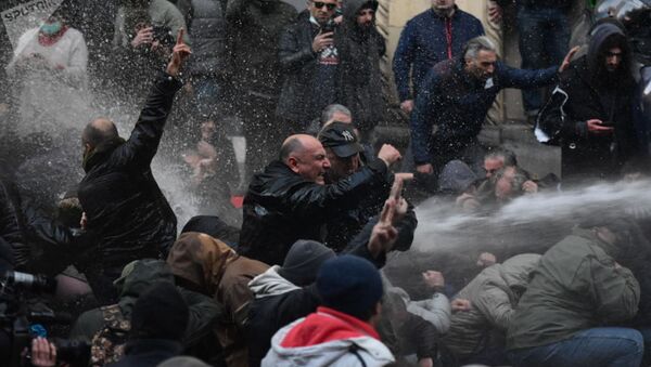 Etirazçılar Gürcüstan parlamentinin binası qarşısında - Sputnik Azərbaycan
