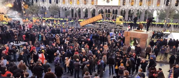 Представители городских служб освобождают проспект Руставели от палаток и мешков с песком - Sputnik Азербайджан