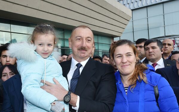 Глава государства встретился с гражданами перед станцией метро 28 мая  - Sputnik Азербайджан