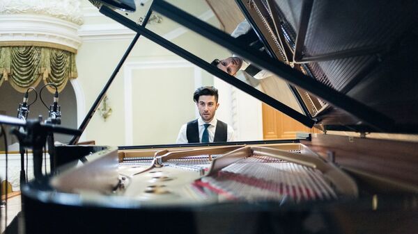 В этом декабре азербайджанский пианист Риад Маммадов удивит Москву уникальным сочетанием восточных сказок и западной музыки - Sputnik Азербайджан