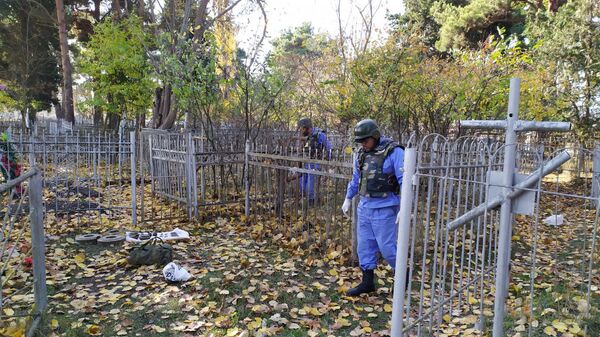 В Азербайджане на старом кладбище обнаружен схрон боеприпасов - фото В Азербайджане на старом кладбище обнаружен схрон боеприпасов - фото - Sputnik Азербайджан