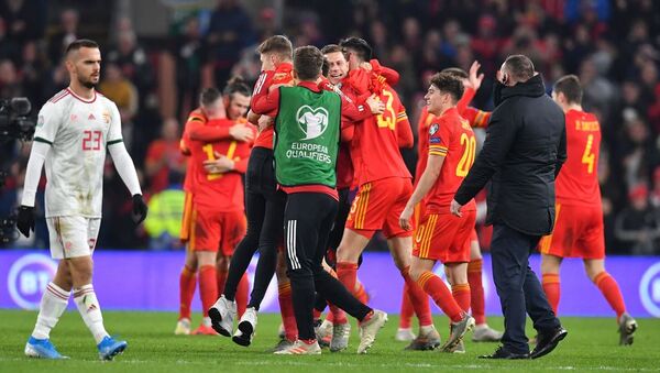 Wales players celebrate - Sputnik Azərbaycan