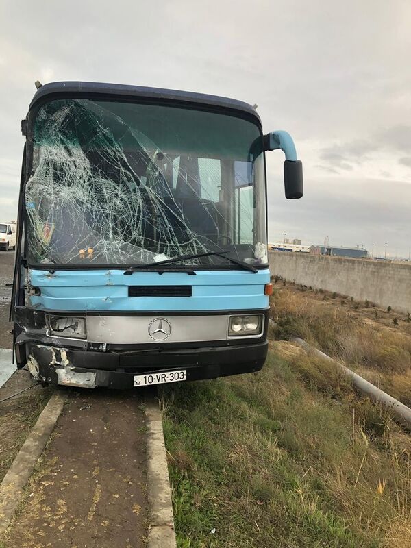 Дождь спровоцировал несколько аварий в Баку: снижен скоростной режим Дождь спровоцировал несколько аварий в Баку: снижен скоростной режим - Sputnik Азербайджан
