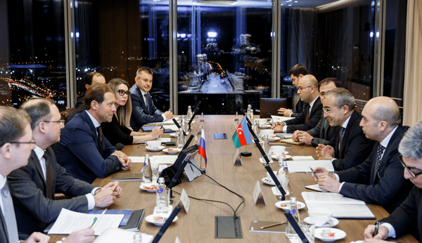 Денис Мантуров и Микаил Джаббаров провели встречу в Москве - фото Денис Мантуров и Микаил Джаббаров провели встречу в Москве - фото - Sputnik Азербайджан