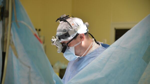 Врач-хирург во время операции, фото из архива - Sputnik Азербайджан