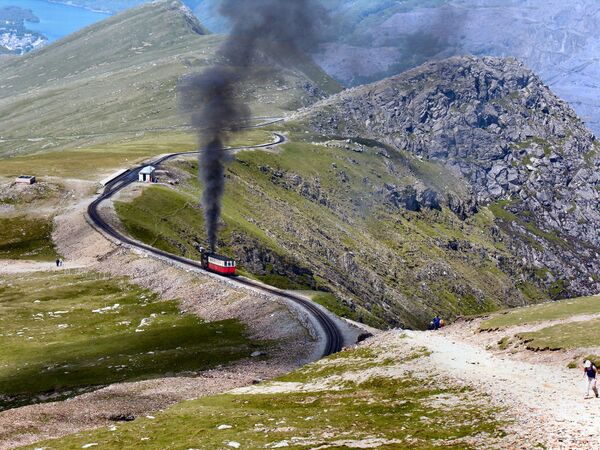 Вид на проезжающий поезд в Северном Уэльсе - Sputnik Азербайджан