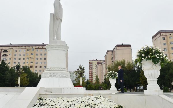 Prezident İlham Əliyev Sumqayıtda ümummilli lider Heydər Əliyevin abidəsini ziyarət edib - Sputnik Azərbaycan