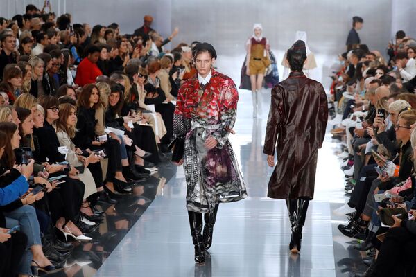Maison Margiela: новая счастливая жизнь с Джоном Гальяно Maison Margiela: новая счастливая жизнь с Джоном Гальяно - Sputnik Азербайджан