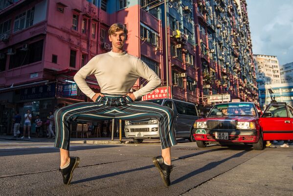 Снимок Own the streets of Hong Kong фотографа из Гонгконга, представленный на фотоконкурсе The World's Best Photos of #Fashion2019  - Sputnik Азербайджан