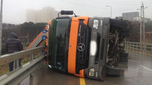 ДТП с участием грузовика в Баку - Sputnik Azərbaycan
