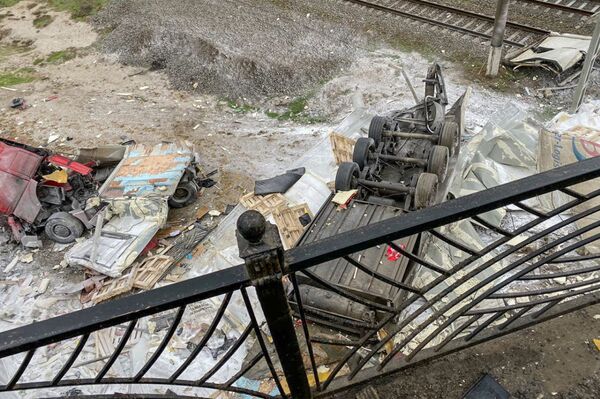 В Баку грузовик сорвался с моста, в Билясуваре загорелся бензовоз - фото, видео - Sputnik Азербайджан