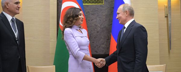 Rusiya Prezidenti Vladimir Putin və Azərbaycanın Birinci vitse-prezidenti Mehriban Əliyeva görüş zamanı - Sputnik Азербайджан