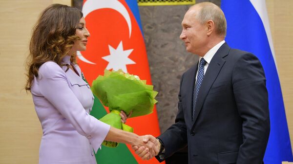 Владимир Путин и Мехрибан Алиева - Sputnik Азербайджан