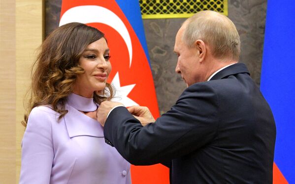 В 2019 году первая леди - Мехрибан Алиева - за заслуги в развитии и укреплении российско-азербайджанских отношений была награждена российским Орденом Дружбы.  - Sputnik Азербайджан