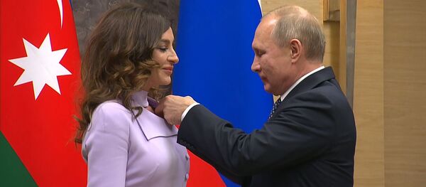 Владимир Путин вручил Орден Дружбы Мехрибан Алиевой – видео  - Sputnik Азербайджан