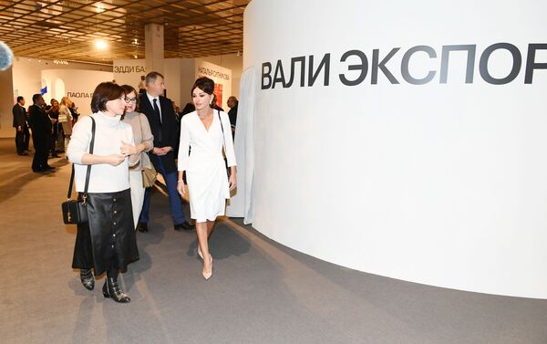 Мехрибан Алиева ознакомилась с 8-й Московской биеннале современного искусства - Sputnik Азербайджан
