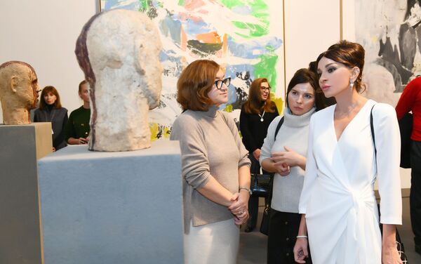Мехрибан Алиева ознакомилась с 8-й Московской биеннале современного искусства - Sputnik Азербайджан