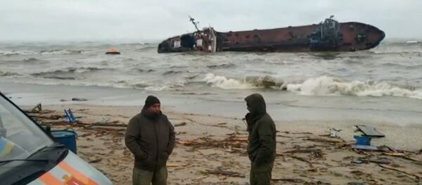 Танкер сел на мель под Одессой. Экипаж судна остается на борту Танкер сел на мель под Одессой. Экипаж судна остается на борту - Sputnik Азербайджан