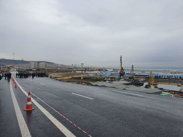 Беда не приходит одна: в зоне оползня в Баку перекрыли воду Беда не приходит одна: в зоне оползня в Баку перекрыли воду - Sputnik Азербайджан