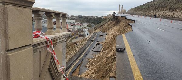 Bakıda Bibiheybət məscidi yaxınlığında torpaq sürüşməsi Bakıda Bibiheybət məscidi yaxınlığında torpaq sürüşməsi - Sputnik Азербайджан