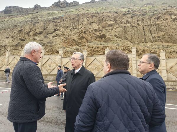 Беда не приходит одна: в зоне оползня в Баку перекрыли воду Беда не приходит одна: в зоне оползня в Баку перекрыли воду - Sputnik Азербайджан
