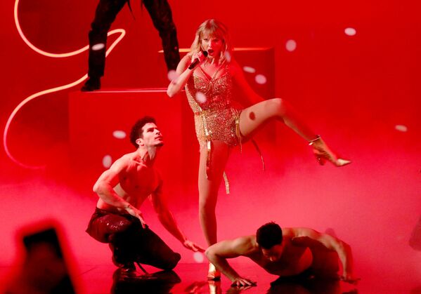 Певица Тейлор Свифт во время выступления на церемонии награждения 2019 American Music Awards в Лос-Анджелесе - Sputnik Азербайджан