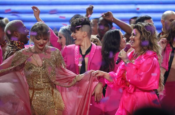 Певицы Тейлор Свифт и Шанайя Твейн на церемонии награждения 2019 American Music Awards в Лос-Анджелесе  - Sputnik Азербайджан