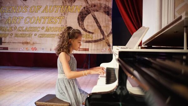 В Азербайджанском государственном театре песни имени Рашида Бейбутова был проведен международный конкурс искусств под названием «Легенды Осени» - Sputnik Азербайджан
