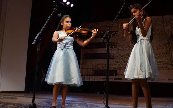 В Азербайджанском государственном театре песни имени Рашида Бейбутова был проведен международный конкурс искусств под названием «Легенды Осени» - Sputnik Азербайджан