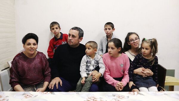 Храня надежду и любовь: жизнь азербайджанской семьи с 14 детьми - видео - Sputnik Азербайджан