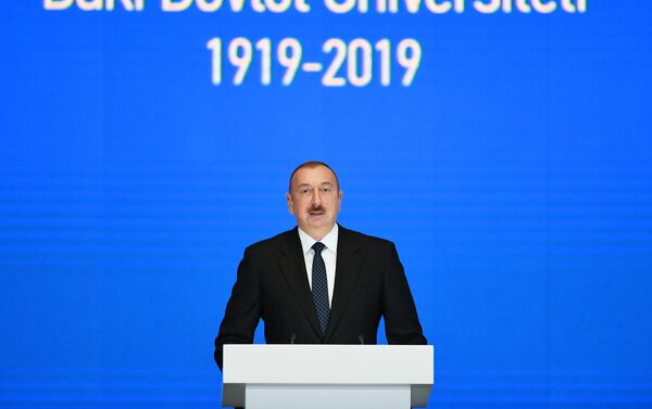 Президент Ильхам Алиев на церемонии по случаю 100-летнего юбилея Бакинского государственного университета - Sputnik Азербайджан