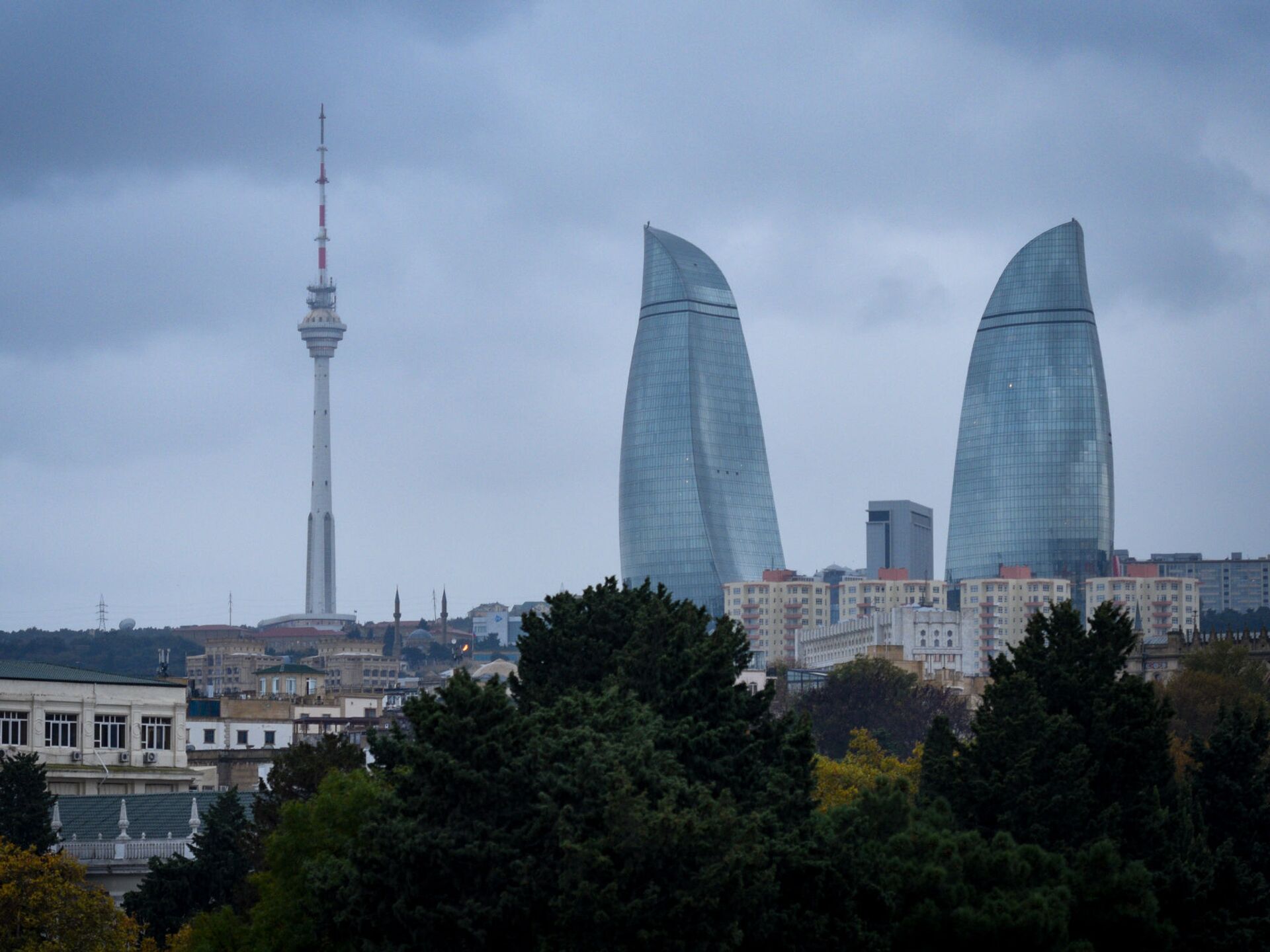 Погода в баку в июне. Телебашня Баку. Азербайджан Тауэр. Flame Towers Баку. Баку Азербайджан февраль.