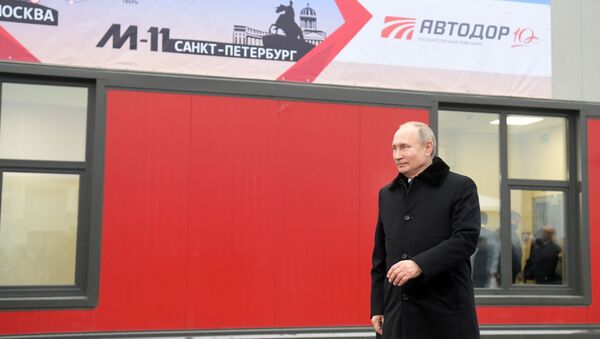 Президент РФ Владимир Путин на церемонии открытия скоростной платной трассы М-11 Москва - Санкт-Петербург - Sputnik Azərbaycan