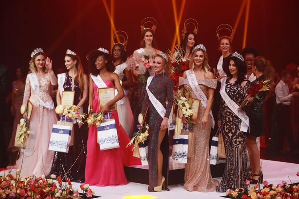 Участницы во время церемонии награждения финала международного конкурса Miss Fashion 2019  GODDESS OF THE UNIVERSE в концертном зале Vegas City Hall в Москве - Sputnik Азербайджан