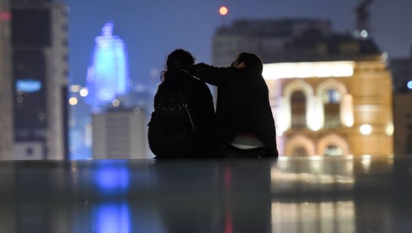 Влюбленная пара в парке в Баку - Sputnik Azərbaycan