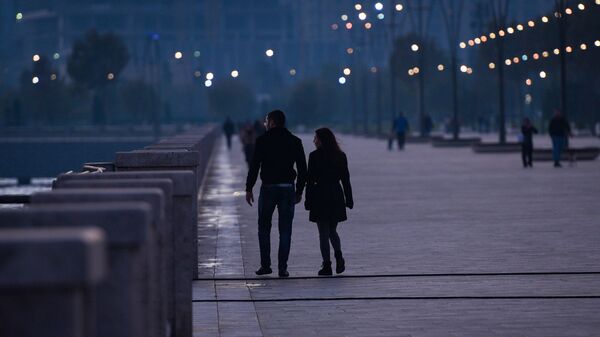 Влюбленная пара в парке в Баку - Sputnik Азербайджан