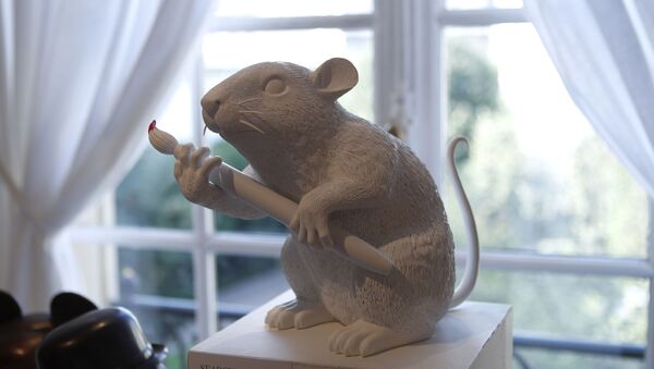  Скульптура «Крыса любви» на выставке в Париже - Sputnik Azərbaycan