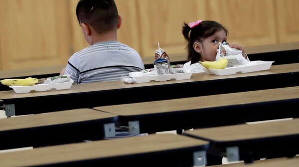 Ученики обедают в начальной школе  - Sputnik Азербайджан