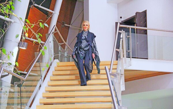 Презентация эксклюзивной коллекции Шелковое достояние известного модельера-дизайнера Гюльнары Халиловой в Международном центре мугама  - Sputnik Азербайджан