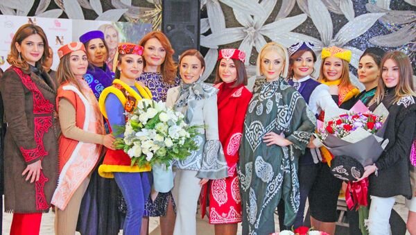 Презентация эксклюзивной коллекции Шелковое достояние известного модельера-дизайнера Гюльнары Халиловой в Международном центре мугама  - Sputnik Азербайджан