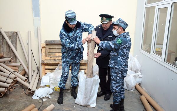 На Билясуварском таможенном посту таможенники перехватили крупную партию наркотических средств - Sputnik Азербайджан